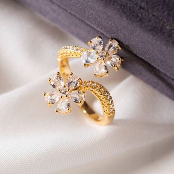 Elegant Gold Floral Ring - Picture 2 of 5